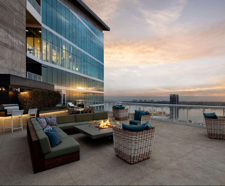 Large patio with an overview of the city 